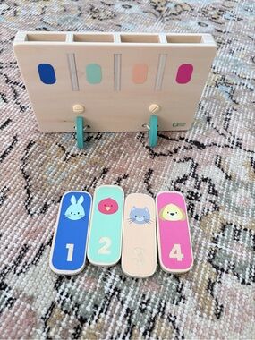 KiwiCo pandacrate color and number match activity